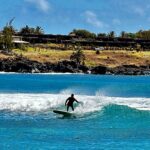 Cristián Riquelme Instagram – Un estilo de vida, una disciplina, un deporte familiar, y cada vez que vengo a #rapanui trato de surfiar. Hoy, después de muchos años tengo el honor surfear con @utiaraki surfista local de olas grandes, quirn me prestó su tabla y compartimos con su familia! Nada más sano que surfiar, estar en contacto con el mar en su estado más dinámico en el ante jardín de uno de los lugares más misticos del mundo! #surf #deporte #vidasana #isladepascua