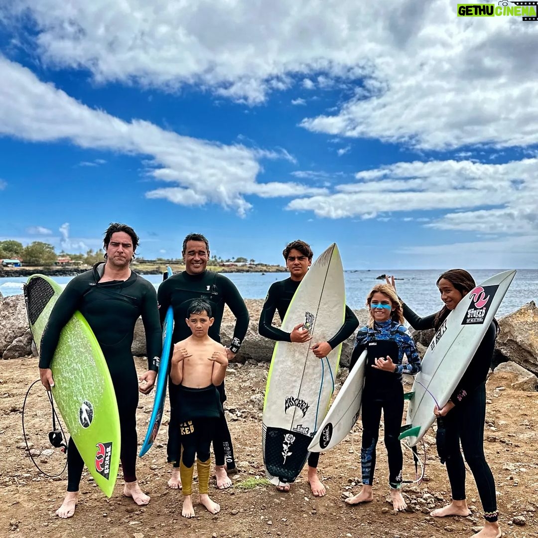 Cristián Riquelme Instagram - Un estilo de vida, una disciplina, un deporte familiar, y cada vez que vengo a #rapanui trato de surfiar. Hoy, después de muchos años tengo el honor surfear con @utiaraki surfista local de olas grandes, quirn me prestó su tabla y compartimos con su familia! Nada más sano que surfiar, estar en contacto con el mar en su estado más dinámico en el ante jardín de uno de los lugares más misticos del mundo! #surf #deporte #vidasana #isladepascua