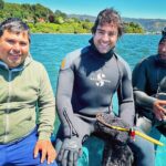 Cristián Riquelme Instagram - Se podrá bucear en naufragios, otros países, agua caliente etc.. etc.. pero nada será bucear con los locales. Sacamos medio saquito de navajuelas con Pancho Diaz, miéntras su hijo Panchito Diaz nos daba oxígeno. La tercera foto es de impacto y sin vergüenza. #chile #buceo #islasdechile
