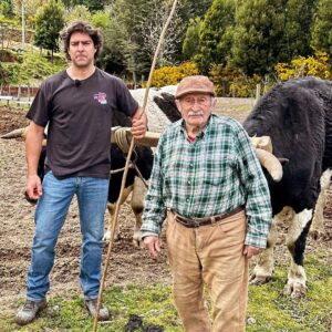 Cristián Riquelme Instagram - Don Claudio tiene 90 años, sobrevivió el maremoto del 60ta abrazado a un árbol mientras la ola se llevaba todo. No  tiene enfermedades ergo no remedios. Se  levanta todos los días a las 6AM a sembrar su tierra. Tiene huerta donde produce su alimento. Es alegre y surca la tierra con su yunta de  bueyes. Comparte sus frutos con la comunidad y se ha construido a pulso. 
Linda historia no? Son esos hombres y mujeres que han forjado esta tierra y que van en extinción. #chile #sur #historia
📸@michel_gavilan