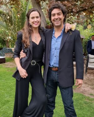 Cristián Riquelme Instagram - Ayer se casó un amigo a los 40, fue el último en caer. Fiesta con todo, lo di todo.... hasta las 3... luego la oscuridad y el silencio. 🤣🤣📸.
Hoy AM, su sed, rodillas peladas, cuello tomado, a los 44 se siente.