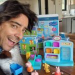 Cristián Riquelme Instagram – ¡La diversión nunca se detiene con  #PeppaPig! 😄 Nos unimos a @HasbroChile para llevar la alegría a nuestras rutinas diarias de juego. ¿Quién más ama estos momentos en familia?

#HasbroChile #JuegosEnFamilia #DiversiónInfantil #AD