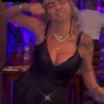 Cristián Riquelme Instagram – Es #viernes y mi Tía Monica lo sabe! #humor #baile #fiesta #chilegram #viral