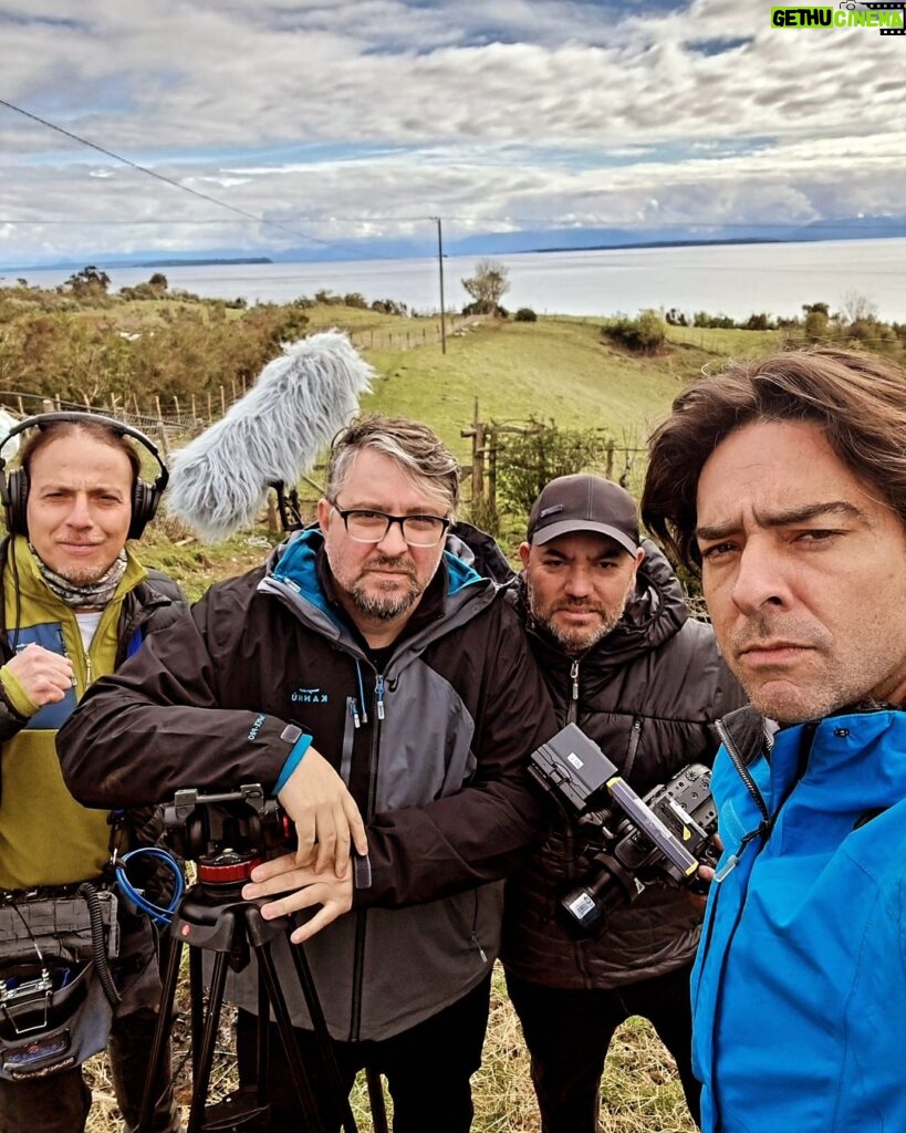 Cristián Riquelme Instagram - Un equipo Rudo, para un trabajo Duro. Islas de Chile , 2da temporada. @fblanchait (el que come) @michel_gavilan (audio) Lord (cámara) @sabingochv