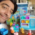 Cristián Riquelme Instagram – ¡La diversión nunca se detiene con  #PeppaPig! 😄 Nos unimos a @HasbroChile para llevar la alegría a nuestras rutinas diarias de juego. ¿Quién más ama estos momentos en familia?

#HasbroChile #JuegosEnFamilia #DiversiónInfantil #AD
