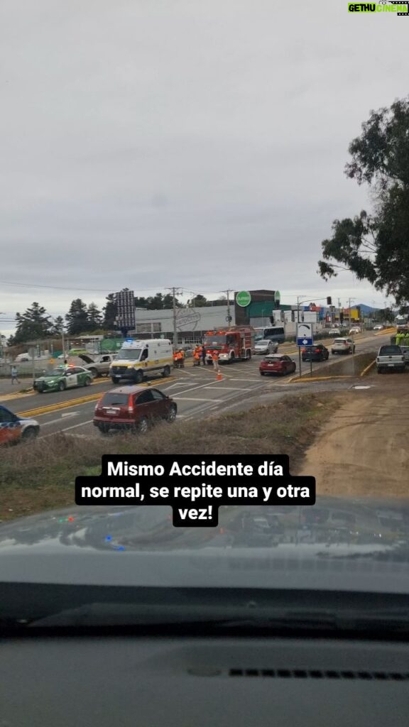 Cristián Riquelme Instagram - Mismo Accidente , insisto, se repite una y otra vez! @munipuchuncavi @gobiernodechile @mop_cl Ruta F30E Puchuncaví- Maitencillo. Acceso sur impresentable.