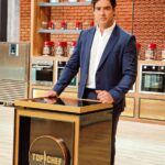 Cristián Riquelme Instagram - Feliz grabando top chef! Aunque sin vacaciones hace mucho tiempo, pero feliz con este desafio! Y como la canción lo dice, es mi primera chambaaaaaaa como conductor. Les dejo un abrazo grande! Han visto el programa? Que les ha parecido? Los leo