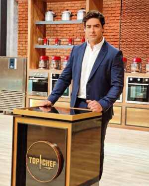 Cristián Riquelme Instagram - Feliz grabando top chef! Aunque sin vacaciones hace mucho tiempo, pero feliz con este desafio! Y como la canción lo dice, es mi primera chambaaaaaaa como conductor. 
Les dejo un abrazo grande!
Han visto el programa?
Que les ha parecido?
Los leo