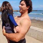 Cristián Riquelme Instagram - Fin de semana fue la primera clase de #surf a mi hija de 4 años. Sonrisa gigante en su cara y yo feliz sólo de tenerla cerca y sentir su olorcito. #surf #familia #vidaalairelibre ..@oneillchile