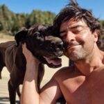 Cristián Riquelme Instagram - La lealtad de un perro me conmueve. La dedicación a estar siempre buscando la instancia de cariño. Mis perros están siempre al lado de mis hijos, duermen afuera de sus piezas en una instinto de protección inherente. Claro, son perros de guardia entrenados. Pero a pesar de eso siempre están alertas de lo que pasa a su alrededor, respetando el juego a sus amos y nosotros haciéndolos parte de la familia... Tienen perros? Como se llaman? Que significan para ustedes? #perros #amor #familia