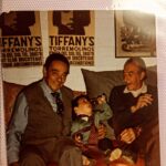 Cristián Riquelme Instagram – “Crianza en el 79” Foto retrato de  mis abuelos en un Chile donde se fumaba en todas partes y los abuelos te daban el concho del tinto. Comprenderán que después de esta crianza, el covid ni osó en entrar en mi organismo. 
Anécdotas de crianzas de niños?  Los leo.