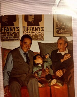Cristián Riquelme Instagram - "Crianza en el 79" Foto retrato de  mis abuelos en un Chile donde se fumaba en todas partes y los abuelos te daban el concho del tinto. Comprenderán que después de esta crianza, el covid ni osó en entrar en mi organismo. 
Anécdotas de crianzas de niños?  Los leo.