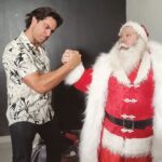 Cristián Riquelme Instagram - Me encontré al Viejito! Le hice una apuesta! Le gané el gallito de brazos, y me debe.... un.. Que les gustaría recibir esta navidad? Los leo! El viejo pascuero es @santaclausdechile