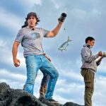Cristián Riquelme Instagram – La pesca más arriesgada que hice. Arriba de una roca resbalosa, las olas quebrando,  las zapatillas sin acompañar y  los peces picando muuucho! Para los locales de #rapanui una tradición,  para mi una maniobra difícil y arriesgada. El asado final de pescado es lo mejor! #vidaoutdoors #alairelibre