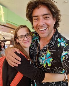 Cristián Riquelme Instagram - Es que no saben la EMOCIóN de encontrarme 20 años despues Exactos Con la Fransisca Lewin! Nuestra querida Magda de la 1era teleserie 16. Sencilla y buena onda como siempre! Y tan importante y tanto cariño que le tengo, fue mi primera pareja televisiva! No teniamos idea de donde estábamos parados y el trabajo resultó bonito! Ésta era la canción que ponían cuando ella se enamoraba del webas de Nacho y a Joaquin no lo pescaba ni la Sarna.. sorry @franciscaikalewin por subir la foto pero te tengo un cariño inmenso! #teleserie16