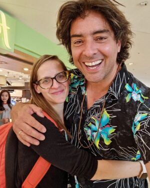 Cristián Riquelme Instagram - Es que no saben la EMOCIóN  de encontrarme 20 años despues  Exactos Con la Fransisca Lewin! Nuestra querida Magda de la  1era teleserie 16. Sencilla y buena onda como siempre! Y tan importante y tanto cariño que le tengo, fue mi primera pareja televisiva! No teniamos idea de donde estábamos parados y el trabajo resultó bonito! Ésta era la canción que ponían cuando ella se enamoraba del webas de Nacho y a Joaquin no lo pescaba ni la Sarna.. sorry @franciscaikalewin por subir la foto pero te tengo un cariño inmenso! #teleserie16