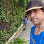 Cristián Riquelme Instagram – Me interesa mucho leerlos respecto a un TEMA que no es menor. Niños y teléfonos. Al menos nosotros como padres, hemos tomado la decisión de no exponerlos al celular hasta al menos los 12 años. Sabemos que no es fácil,  pero es nuestra opción.  Sé que hay opiniones divididas al respecto y me interesaría leerlos en comentarios. Con respeto, con ideas y enteder que los mueve a ponerles pantallas o no. Mis hijos,  tres veces a la semana pueden ver 20 minutos de monitos y listo. Pero celular nada. Por ejemplo,  ésta labor que ven en la foto es algo en la que siempre los incorporo , me ayudan ,aprenden y le gano tiempo a la llegada inminente de la tecnología a sus vidas.  Me interesa que desarrollen vida al aire libre, entiendan la dinámica de que el movimiento produce energia vital para luego descansar, más que estar sedentarios buscando la entretención. Y que aprendan a descubrir la mayor cantidad de cosas. No sé,  no soy experto sólo un padre tratando de hacerlo lo mejor posible. 
Los leo