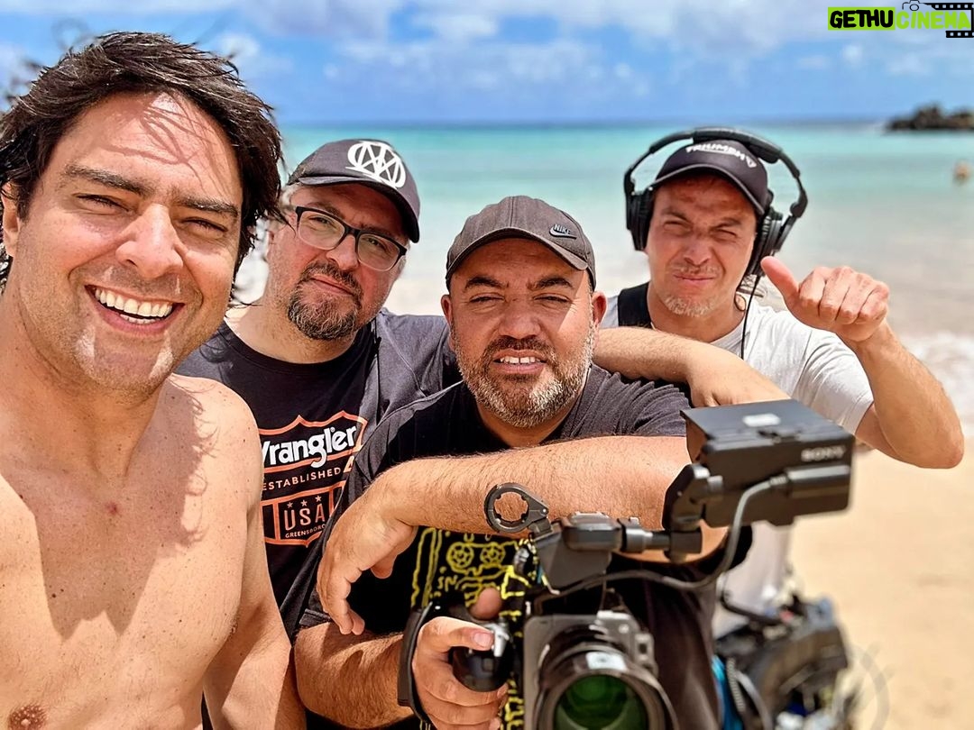 Cristián Riquelme Instagram - Porque yo no soy nada sin mi equipo de trabajo! Ellos son los rostros detrás de cámara, que se nos sacamos la mugre juntos y en conjunto. HOy a las 19.30 por @chilevision segunada temporada de #islasdechile @sabingochv @fblanchait @michel_gavilan @jaimevaldesamaro (que se hizo instagram)