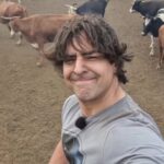 Cristián Riquelme Instagram - Con tierra hasta en la oreja, corneado por una vaca, pero viviendo una experiencia única. #rapanui