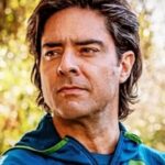 Cristián Riquelme Instagram - Así nomas. Su cana (no cárcel, pelo blanco) y cuello de pavo.... igual me gusté en esta foto. Además ayer llegue tarde a la casa y es para que mi mujer la vea y se ablande.. se puso severa. Que sea gran #viernes