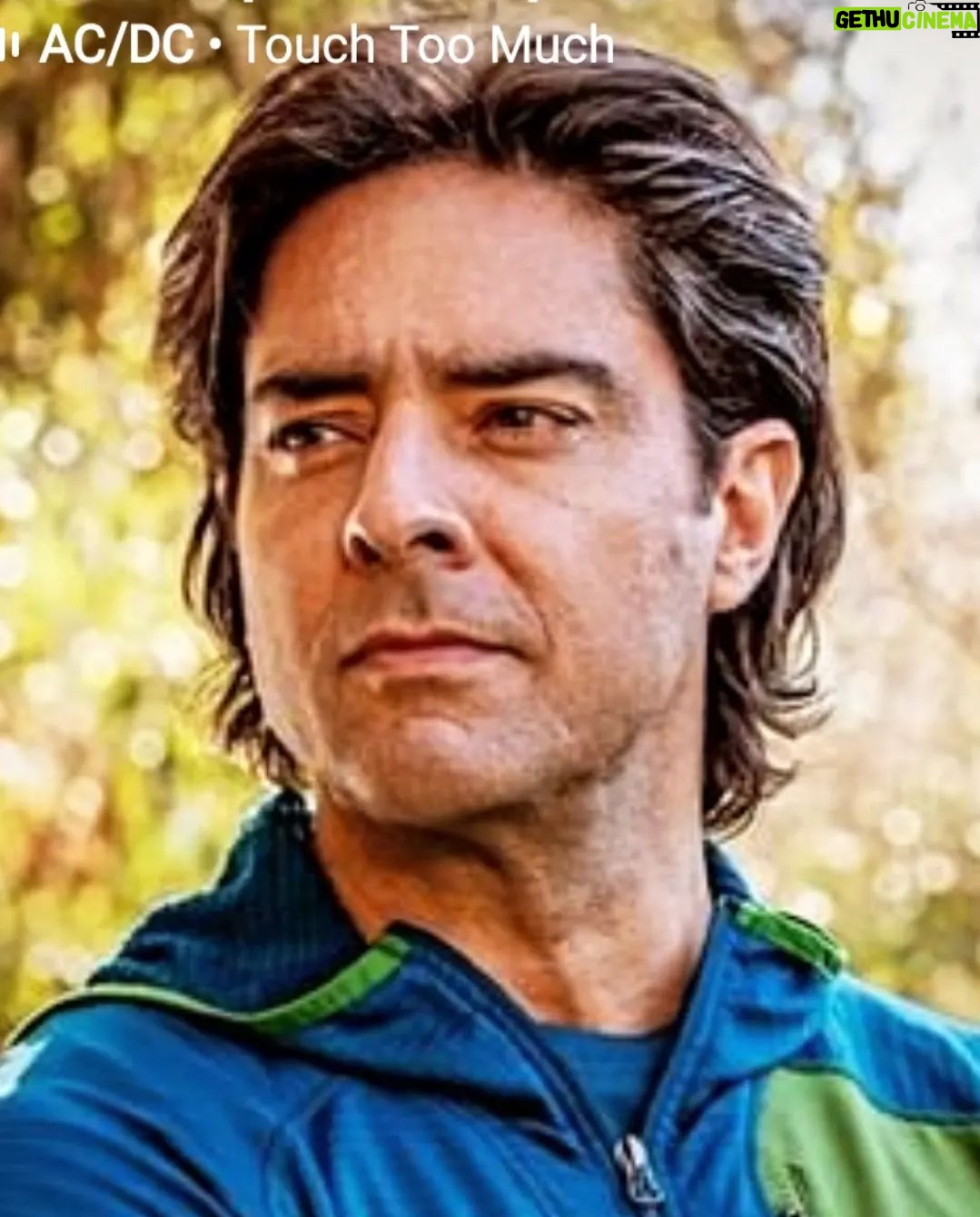 Cristián Riquelme Instagram - Así nomas. Su cana (no cárcel, pelo blanco) y cuello de pavo.... igual me gusté en esta foto. Además ayer llegue tarde a la casa y es para que mi mujer la vea y se ablande.. se puso severa. Que sea gran #viernes