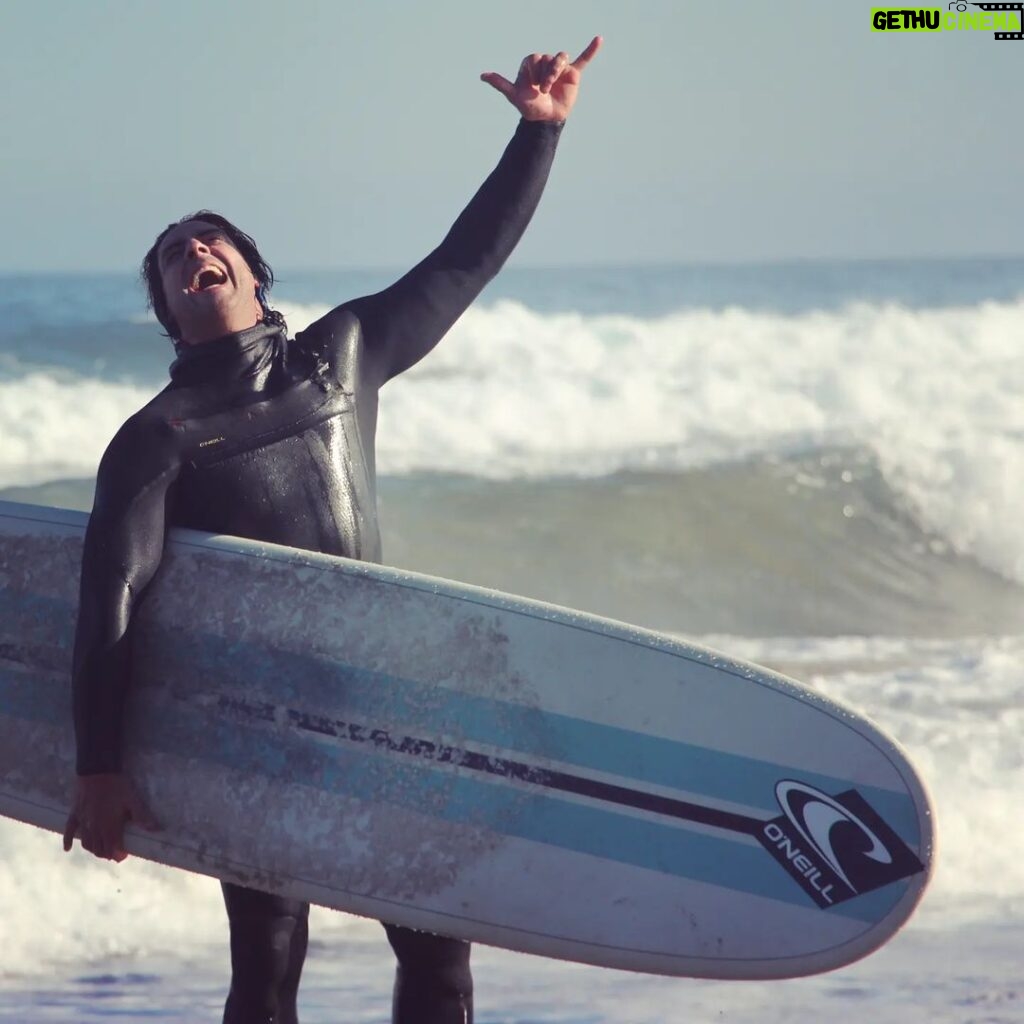Cristián Riquelme Instagram - Quieren probar algo sanador? Testear sus limites? Estar ni siquiera en contacto, sino que acorde a la naturaleza? Y hacer un ejercicio de humildad con ustedes mismos? Prueben alguna vez tratar de surfear.... #surf #chile #frío . . @oneillchile