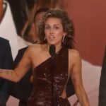 Cristina Pedroche Instagram - Lo de anoche de @mileycyrus me ha hecho reflexionar mucho. Ya sabéis que soy muy fan y por supuesto me alegro enormemente por ella, ya que después de 17 años le han dado dos Grammys, dos premios muy importantes, reconociéndola por fin como lo que es, una diosa. Pero realmente como bien dice ella, su vida ayer (antes de los premios) ya era bonita. Su verdadero premio es haber estado tantos años, y los que le quedan, en lo más alto haciendo siempre lo que ha querido, construyéndose como la gran mujer y artista que es. Muchas veces anteponemos, o pensamos que es más importante, lo que nos valoran los demás a lo que nos valoramos nosotros mismos y quizás deberíamos ser más como ella. Si admiro tanto a Miley es porque cuando le han cerrado muchas puertas (o premios) por ser como es ella no ha intentando cambiar para gustar a esas personas, siempre ha sido fiel a sí misma, siempre una luchadora. Y cuando se han cerrado esas puertas, ella con su esfuerzo, tesón y talento ha construido otras, sin miedo y con ilusión. Así que como ella, sin miedo y con ilusión.💪🏽❤️