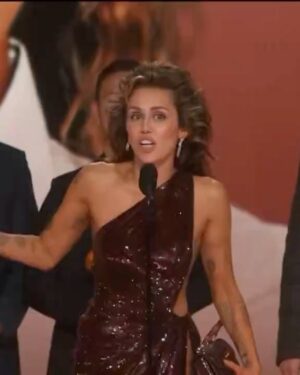 Cristina Pedroche Instagram - Lo de anoche de @mileycyrus me ha hecho reflexionar mucho.
Ya sabéis que soy muy fan y por supuesto me alegro enormemente por ella, ya que después de 17 años le han dado dos Grammys, dos premios muy importantes, reconociéndola por fin como lo que es, una diosa.

Pero realmente como bien dice ella, su vida ayer (antes de los premios) ya era bonita. 
Su verdadero premio es haber estado tantos años, y los que le quedan, en lo más alto haciendo siempre lo que ha querido, construyéndose como la gran mujer y artista que es.

Muchas veces anteponemos, o pensamos que es más importante, lo que nos valoran los demás a lo que nos valoramos nosotros mismos y quizás deberíamos ser más como ella.
Si admiro tanto a Miley es porque cuando le han cerrado muchas puertas (o premios) por ser como es ella no ha intentando cambiar para gustar a esas personas, siempre ha sido fiel a sí misma, siempre una luchadora. Y cuando se han cerrado esas puertas, ella con su esfuerzo, tesón y talento ha construido otras, sin miedo y con ilusión.

Así que como ella, sin miedo y con ilusión.💪🏽❤️