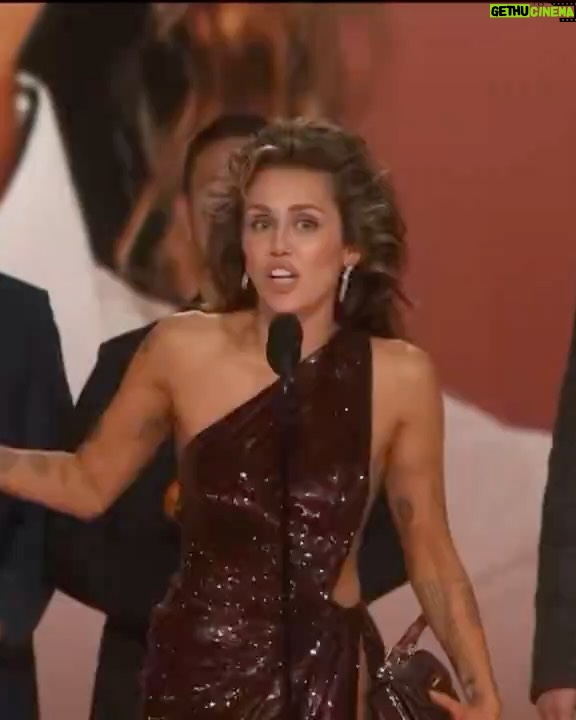 Cristina Pedroche - 135K Likes - Lo de anoche de @mileycyrus me ha hecho reflexionar mucho.
Ya sabéis que soy muy fan y por supuesto me alegro enormemente por ella, ya que después de 17 años le han dado dos Grammys, dos premios muy importantes, reconociéndola por fin como lo que es, una diosa.
Pero realmente como bien dice ella, su vida ayer (antes de los premios) ya era bonita.
Su verdadero premio es haber estado tantos años, y los que le quedan, en lo más alto haciendo siempre lo que ha querido, construyéndose como la gran mujer y artista que es.
Muchas veces anteponemos, o pensamos que es más importante, lo que nos valoran los demás a lo que nos valoramos nosotros mismos y quizás deberíamos ser más como ella.
Si admiro tanto a Miley es porque cuando le han cerrado muchas puertas (o premios) por ser como es ella no ha intentando cambiar para gustar a esas personas, siempre ha sido fiel a sí misma, siempre una luchadora. Y cuando se han cerrado esas puertas, ella con su esfuerzo, tesón y talento ha construido otras, sin miedo y con ilusión.
Así que como ella, sin miedo y con ilusión.💪🏽❤️