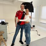 Cristina Pedroche Instagram - Lo importante que es rodearse de gente profesional y cariñosa que hacen que trabajar sea así de divertido. Tal y como he llegado hoy iba a costarme disfrutar 🫣 pero al final entre todos lo han conseguido (y más cuando ha llegado mi niña al set) ❤️ @andresgarlujan siempre en mi equipo 😍 y en el fútbol también 😂⚡️⚡️⚡️
