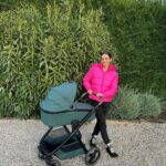Cristina Pedroche Instagram – ¡Con muchas ganas de fin de semana! De pasear, jugar, comer rico…😍
Estamos muy felices con nuestro carrito Oxford de @maxicosi_eu ❤️
Es un todoterreno como nosotras😂❤️ #Oxford #MaxiCosi