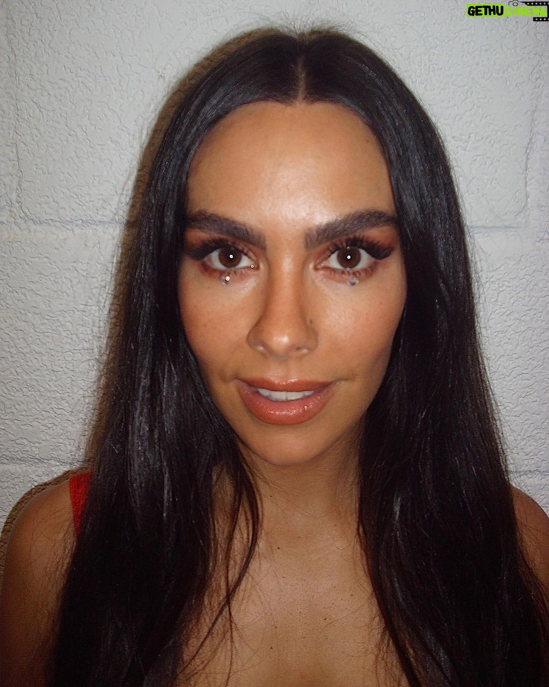 Cristina Pedroche Instagram - Me pongo unos corazones en los ojos para tener doble mirada e intentar verlo todo con más amor aún. 😍❤️