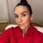 Cristina Pedroche Instagram – El 6 de enero fuimos a @diverxo como regalo de los Reyes Magos y fue absolutamente increíble. 😍
El nuevo menú es taaaaan brutal y espectacular que te deja sin palabras y he necesitado dejar pasar unos días para intentar entenderlo todo.
He estado repasando las fotos mil veces recordando cada sabor, cada textura…y os juro que es como si estuviera aprendiendo a comer por primera vez.
Es que esa es la sensación que tengo cada vez que voy. Que @dabizdiverxo me enseña a comer.
Me encanta sentir el mundo y viajar a través de los sabores de la cocina de Dabiz (Marido para mí 😂❤️).
Decir que es el mejor cocinero del mundo creo que es obvio (reconocido internacionalmente 3 veces seguidas ❤️) pero que @diverxo es el mejor restaurante, de verdad, que para mí, también lo es.
Hacer un menú increíble con técnicas sorprendentes está muy bien pero es que cada vez que comes aquí es un menú entero nuevo, da igual las veces que vayas incluso en el mismo año.
Siempre hay sorpresas.
En @diverxo hay vanguardia, mucha creatividad, mucha técnica, muchos sabores y mucho mucho producto.
Por supuesto mención importante y especial a nuestra jefa de sala @marta_campillo5 y al mejor sommelier del mundo, Miguel Ángel Millán (también premiado internacionalmente) haciendo que el servicio y el vino estén tan bien acompasados con la comida. (Yo ahora no bebo alcohol pero sí que olía cada copa🫠❤️)
Desde que entras hasta que sales es toda una experiencia única.
Tenemos el mejor equipo. Estoy tan orgullosa de todos…❤️🥲
Sin lugar a dudas ha sido mi comida del año, aunque claro cuando vuelva a ir lo volveré a decir. 😂
Eres el mejor Marido.
Qué suerte tenemos la Pitahaya y yo❤️🐦🪺. DiverXo