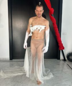 Cristina Pedroche Instagram - Lo que más me gusta de la navidad es mi estelar momento de moda de Nochevieja… Y ya son 10 años poniéndome el vestido de @cristipedroche y haciéndole una brutal competencia y poniéndole presión al máximo para ver si es capaz de al menos, igualarmelo!!!! En sus fotos Cristina llevaba a Laia en en su tripita, en mi foto, yo llevo su cremita del culete en mis brazos ❤️🤪 #PedrocheCampanadas 🕰️🍇