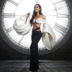 Cristina Pedroche Instagram - Un año más por estas fechas ya estoy muy nerviosa. Es verdad que este año lo estoy más. Necesito que todo salga bien. Eso no quiere decir que cuente con que el vestido y la propuesta os guste a todos, ya sé que eso es imposible. Para mí triunfar esa noche es salir de la Puerta del Sol con la cabeza bien alta sabiendo que lo he dado todo, orgullosa por mi trabajo y por mi equipo. Eso es lo único que necesito, aunque reconozco que este año el vestido es taaaaaaaan especial que lo mismo sí que os gusta a todos 😂😂😂😂. No queda nada… y muy muy pronto más pistas y sorpresas ❤️🍇 #LaSuerteEstáEnA3 #PedrocheCampanadas 🍇❤️