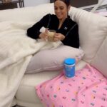 Cristina Pedroche Instagram - Ahora que llega el frío me encanta estar con la mantita en el sofá leyendo o simplemente teniendo un rato tranquilo a solas. Eso también es autocuidado. Además sigo tomando el colágeno de @vitalproteins.es para también cuidarme por dentro. 💙 #CuidarseEsVital *Si estás embarazada o dando pecho a tu bebé, consulta a tu ginecóloga, matrona o asesora de lactancia. 🩵