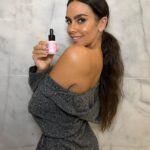 Cristina Pedroche Instagram - Ahora que por lo que sea estoy durmiendo menos (Jajja💘) he decidido probar el contorno de ojos de @freshlycosmetics_es que reduce las ojeras y previene la formación de arrugas, y la verdad es que lo noto un montón. No me puede ayudar a dormir más horas pero sí a tener mejor cara😂😂. #freshlycosmetics #hyperconcentrate #cosmeticanatural