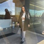 Cristina Pedroche Instagram - Empiezan las vacaciones. ❤️ Lógicamente estas fotos no son de ahora, pero estaba mona y me apetecía subirlas😂. Ahora bastante tengo con no perder nada😂. La niña en el porteo dormida, tres maletas, dos mochilas y el carro. Va a ser interesante el viaje😂, pero Marido y yo nos organizamos bien. 💪🏽😂 La primera parada de la yincana es fácil…o eso creo…🫣 ¿Se nota que estoy histérica? Jajaja. Es la primera vez que vamos taaaan lejos. Deseadnos suerte 🤞🏽 Allá vamos ❤️❤️❤️
