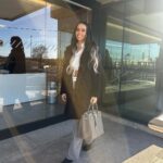 Cristina Pedroche Instagram - Empiezan las vacaciones. ❤️ Lógicamente estas fotos no son de ahora, pero estaba mona y me apetecía subirlas😂. Ahora bastante tengo con no perder nada😂. La niña en el porteo dormida, tres maletas, dos mochilas y el carro. Va a ser interesante el viaje😂, pero Marido y yo nos organizamos bien. 💪🏽😂 La primera parada de la yincana es fácil…o eso creo…🫣 ¿Se nota que estoy histérica? Jajaja. Es la primera vez que vamos taaaan lejos. Deseadnos suerte 🤞🏽 Allá vamos ❤️❤️❤️
