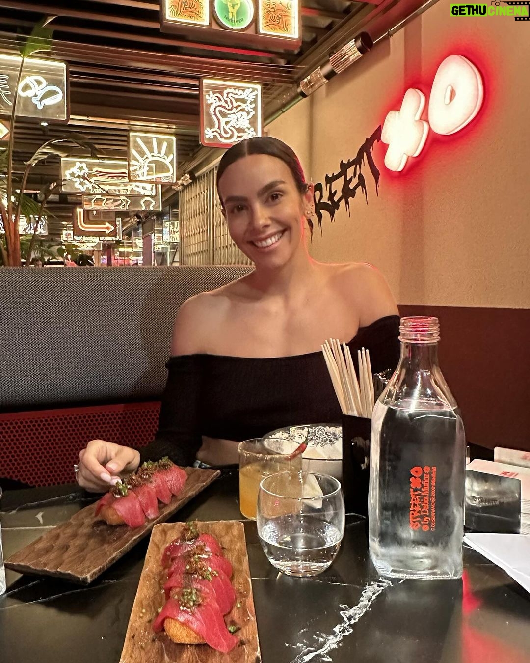 Cristina Pedroche Instagram - Íbamos solo a tomar un cóctel (sin alcohol🥰)…pero es que claro, cualquiera se resiste…❤️ Amo @streetxo.madrid 😍🔥 Street-Xo