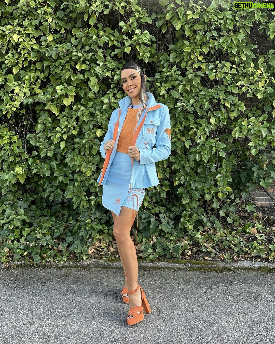 Cristina Pedroche Instagram - Aunque parece que sale el sol cuidado que refresca, llevaos una chaqueta 😂😂😂.