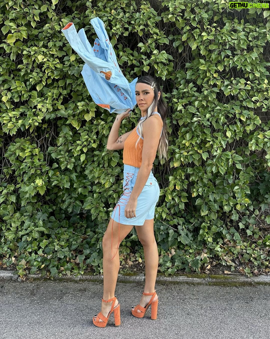 Cristina Pedroche Instagram - Aunque parece que sale el sol cuidado que refresca, llevaos una chaqueta 😂😂😂.