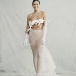 Cristina Pedroche Instagram - Lo que más me gusta de la navidad es mi estelar momento de moda de Nochevieja… Y ya son 10 años poniéndome el vestido de @cristipedroche y haciéndole una brutal competencia y poniéndole presión al máximo para ver si es capaz de al menos, igualarmelo!!!! En sus fotos Cristina llevaba a Laia en en su tripita, en mi foto, yo llevo su cremita del culete en mis brazos ❤️🤪 #PedrocheCampanadas 🕰️🍇