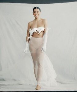 Cristina Pedroche Instagram - Lo que más me gusta de la navidad es mi estelar momento de moda de Nochevieja… Y ya son 10 años poniéndome el vestido de @cristipedroche y haciéndole una brutal competencia y poniéndole presión al máximo para ver si es capaz de al menos, igualarmelo!!!! En sus fotos Cristina llevaba a Laia en en su tripita, en mi foto, yo llevo su cremita del culete en mis brazos ❤️🤪 #PedrocheCampanadas 🕰️🍇