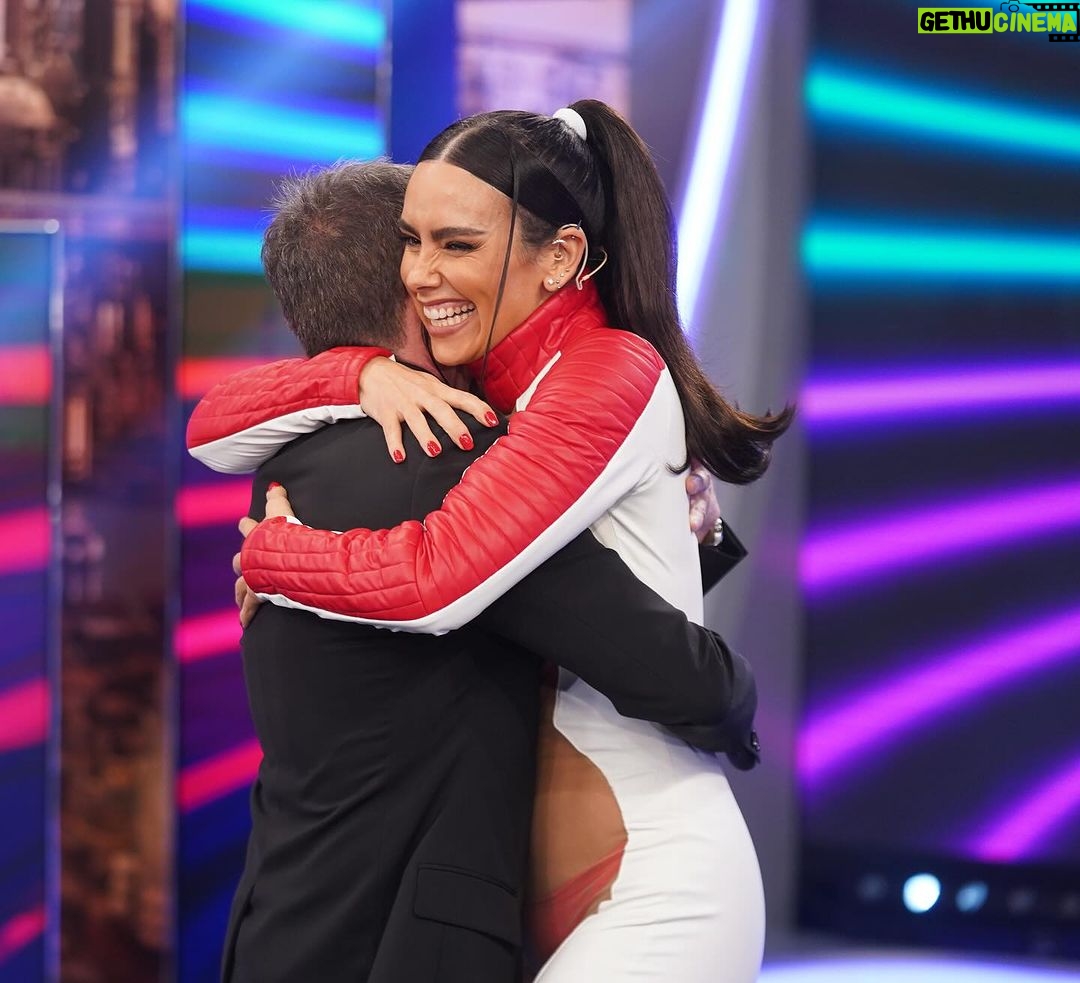 Cristina Pedroche Instagram - Es un sueño ir cada año a despedir la temporada de @elhormiguero para hablar de Campanadas. Por muchos años más❤️❤️❤️