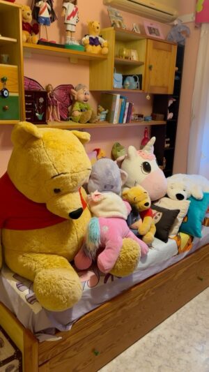 Cristina Pedroche Instagram - Mi habitación de siempre tal y como la dejé.😂❤️
¿Qué os parece?😂😂