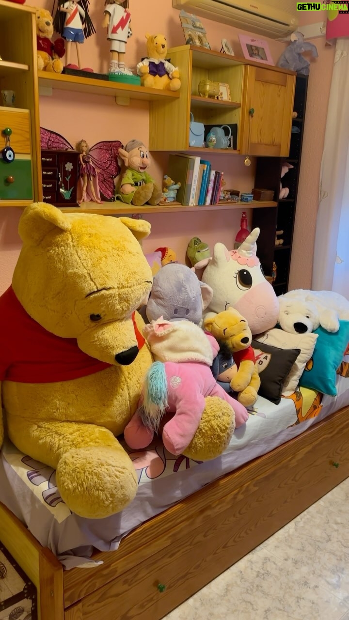 Cristina Pedroche - 76.2K Likes - Mi habitación de siempre tal y como la dejé.😂❤️
¿Qué os parece?😂😂