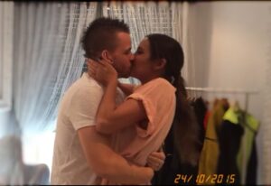 Cristina Pedroche Instagram - Hace 8 años que nos dimos el “sí, quiero” y sellamos nuestro compromiso con este primer beso ya casados. ❤️
Qué suerte haber encontrado un compañero de vida como tú.
Ni en mis mejores sueños había imaginado algo parecido. Estoy muy orgullosa de ti. Como marido, como profesional y ahora también como padre.
Pensaba que no podía estar más enamorada de ti pero cuando te veo cómo la miras, cómo la hablas…me derrito🫠❤️.
Te amo. Os amo.
Sois mi vida ❤️❤️.
