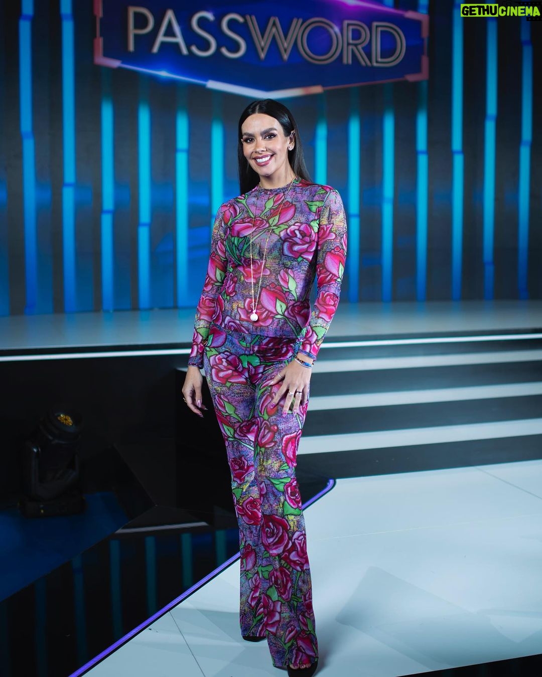 Cristina Pedroche Instagram - Esta noche @passwordoficial 🩷🩷🩷 A las 22h en Antena 3 nos vemos con muchas palabras y muchas risas😂❤️