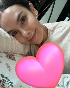 Cristina Pedroche Instagram - ¿Cómo va vuestro día festivo?❤️ Yo hoy no he parado de entrenar😂😂. Todo el día con mi niña las dos solas.🥰 He dado mil paseos con mi beba de más de 5kg para que se duerma mientras canto y bailo. He dado mucha teta y he cambiado muchos pañales. Nos hemos reído muchísimo. Y la he acompañado en sus primeros giros. Ay, no puedo estar más orgullosa de verla tan sana y fuerte🫠🩷. Está claro que ella es la verdadera PedrocheTocha💪🏽❤️.